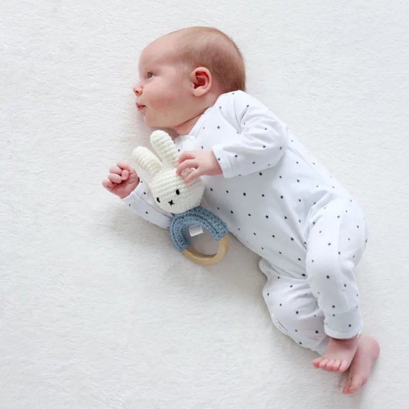 Peluches Miffy & Snoopy Hochet anneau de dentition Miffy en crochet - Just Dutch - bleu pastel< Poupées, Peluches | Jouets D'éveil, Hochets