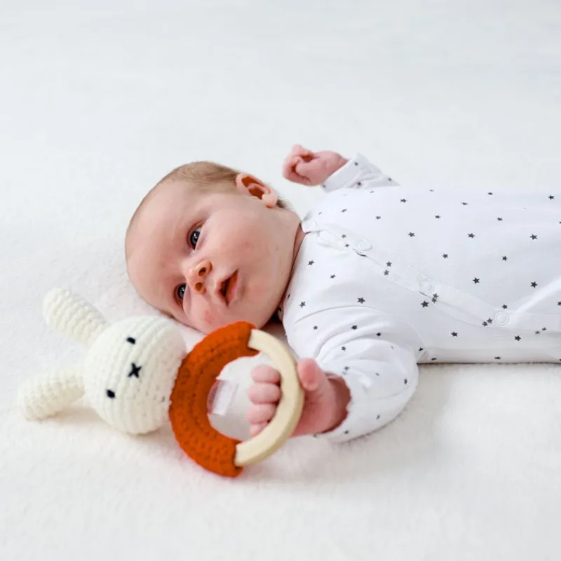 Peluches Miffy & Snoopy Hochet anneau de dentition Miffy en crochet - Just Dutch - orange< Poupées, Peluches | Jouets D'éveil, Hochets