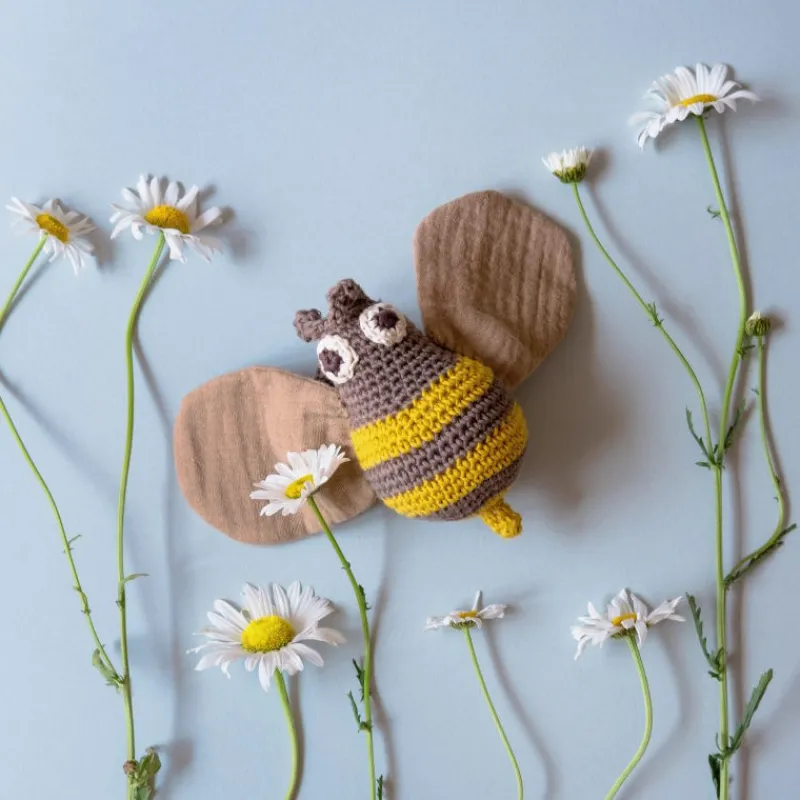 MyuM Jouet apaisant "Abeille" en crochet en coton bio - -The veggy toys< Jouets D'éveil, Hochets