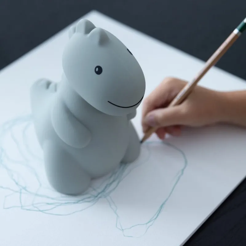Peluches Miffy & Snoopy Tirelire Jéroom le Dino en silicone - 16cm - Atelier Pierre Junior - couleur sauge<Enfant Décoration Enfants