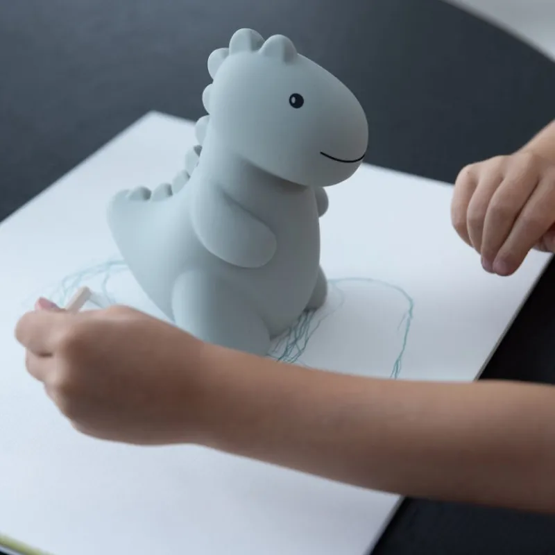 Peluches Miffy & Snoopy Tirelire Jéroom le Dino en silicone - 16cm - Atelier Pierre Junior - couleur sauge<Enfant Décoration Enfants